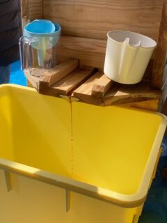 開催が近づいてきた醤油作りプロジェクト
値引き価格での期間を延長しましたので、是非気になっていた方は醤油家族の仲間になりませんか? 私たちが大切にしている「自給」、できるだけ自分で作れるものは作ってみるという試み。
味わってみれば一目瞭然で、本当に自分で作った天然醤油の味は格別。
うちの娘はこの醤油しか食べなくなっちゃいました(笑) 毎年全国から最初は赤の他人で始まるのですが、1年をかけて皆とても仲良くなり、最後は醤油家族となっていく人間模様が私達もとても好きで、楽しみなプロジェクトです。 醤油が自給できることは私たちのひとつの夢でしたが、醤油が出来上がるようになったここ2年間で当たり前のように、朝卵かけご飯に手前醤油をかけて食べる生活が実現しています。 味噌は作っていても醤油はちょっとハードルが高い。そんな方にはぴったりのプロジェクトだと思います。 皆で作れば怖くない! 是非ピンと来た方は家族でご参加くださいませ!
(初回6月21日、途中からの参加OK) インスタプロフィール欄リンクまたは
以下より!
https://musubiba-miki.com/soysauce2025