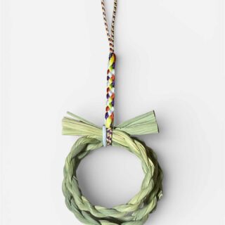 真菰のお守り販売開始しました。
しめ縄部分約5㎝のミニミニ版です。 鞄につけたり、車のお守りとしてもよいかと思います。 うちでも鞄につけて身に着けています★ #真菰お守り
#真菰お守りストラップ
#ミニ真菰しめ縄